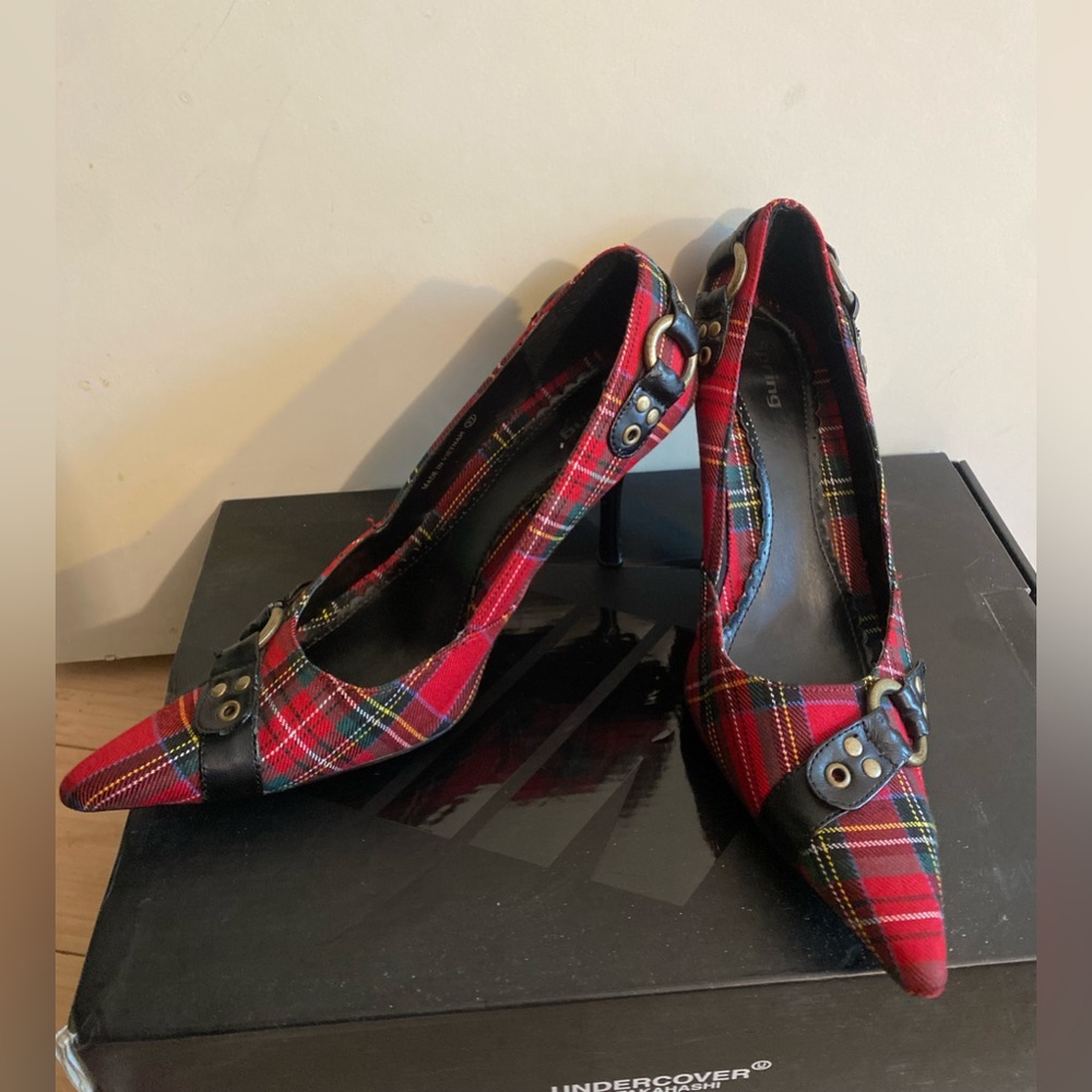 Vintage plaid pointy toe shoe with leather buckle details in mint condition!!